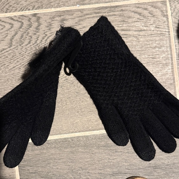 UGG black glove and ear muff set - Picture 7 of 7